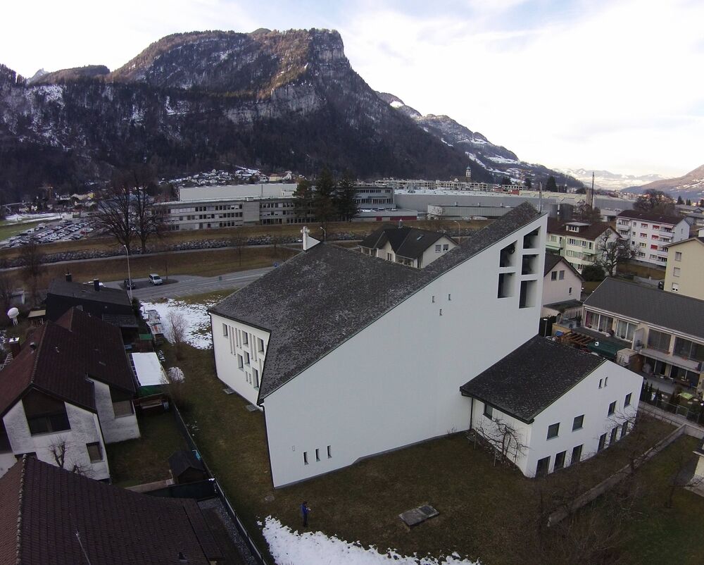 Vorher: 149 % PEB-Sanierung Marienkirche, Mollis GL. Diese PlusEnergieBaute wurde ausgezeichnet mit dem «Norman Foster Solar Award 2023». (Fotos: Schweizer Solarpreis 2023)